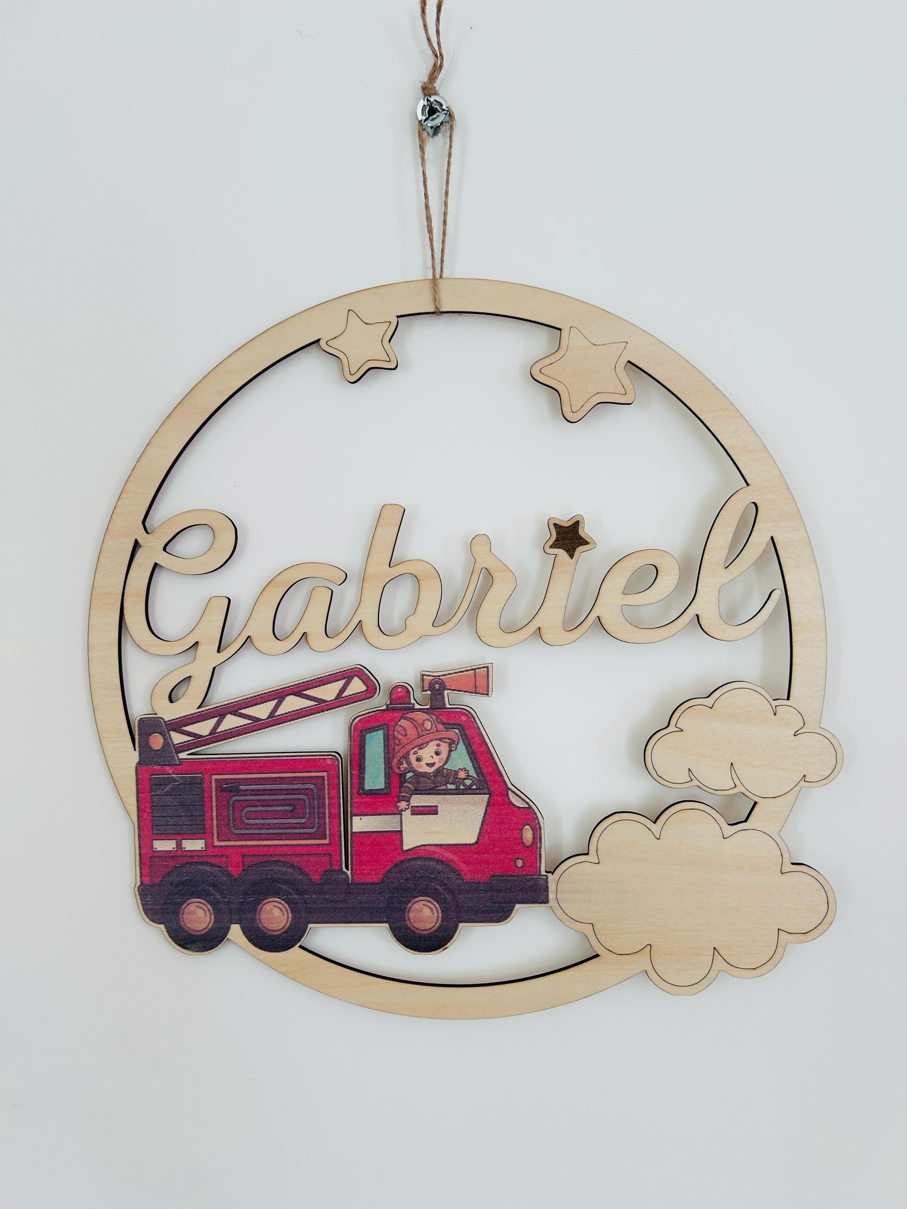 Décoration murale Gabriel avec un camion de pompier rouge, des nuages et des étoiles