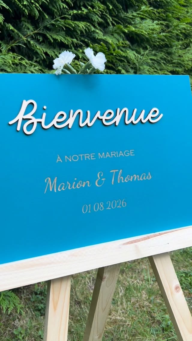 Panneau bleu de bienvenue au mariage de Marion et Thomas, sur un chevalet