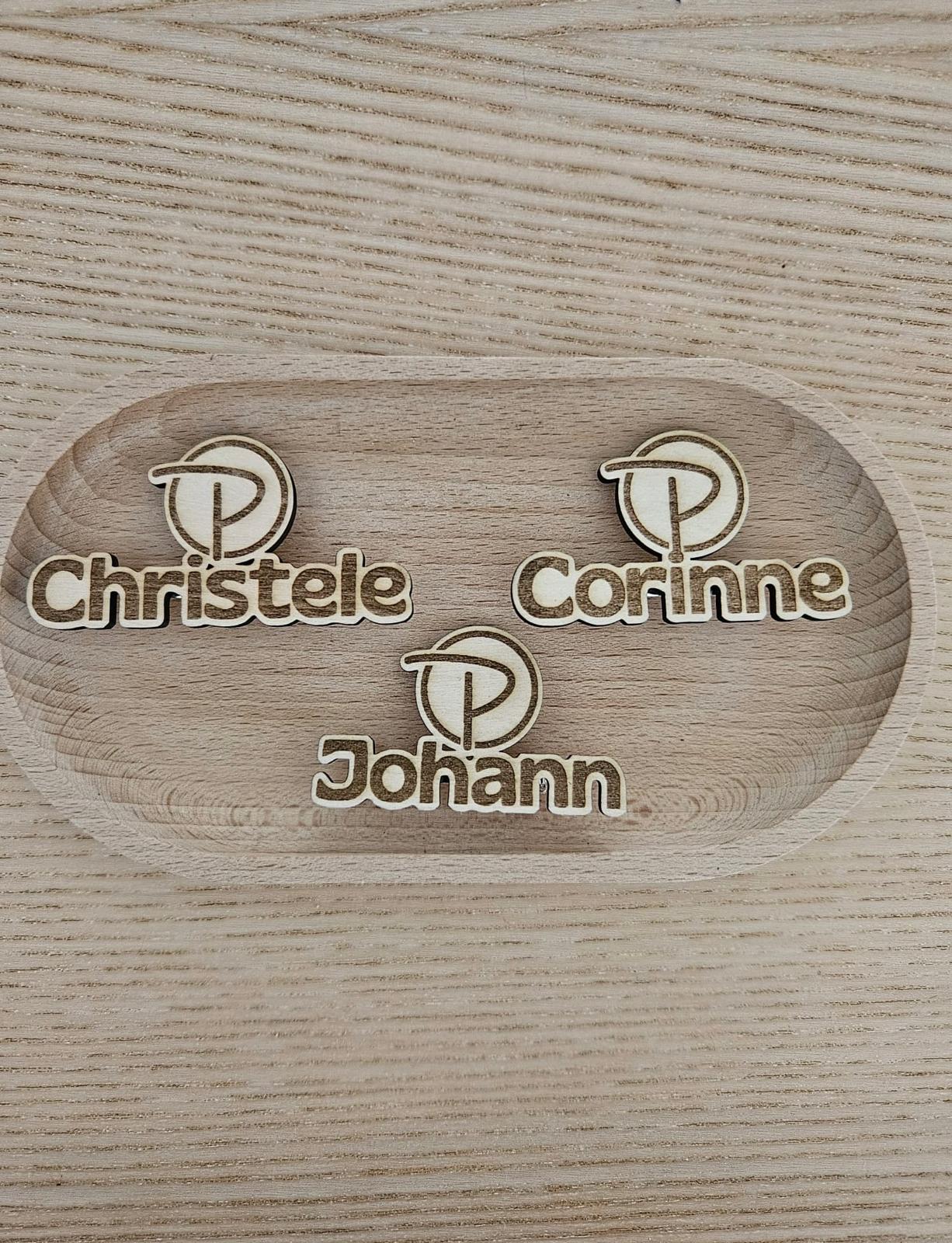 Prénoms Christèle, Corinne et Johann découpés dans le bois avec un motif gravé